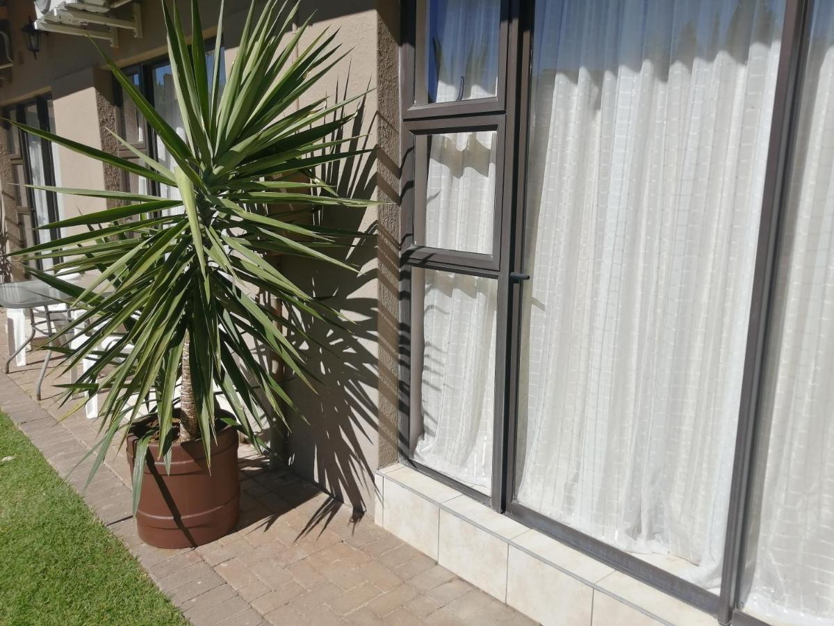Easy Inn Guesthouse Welkom Bagian luar foto